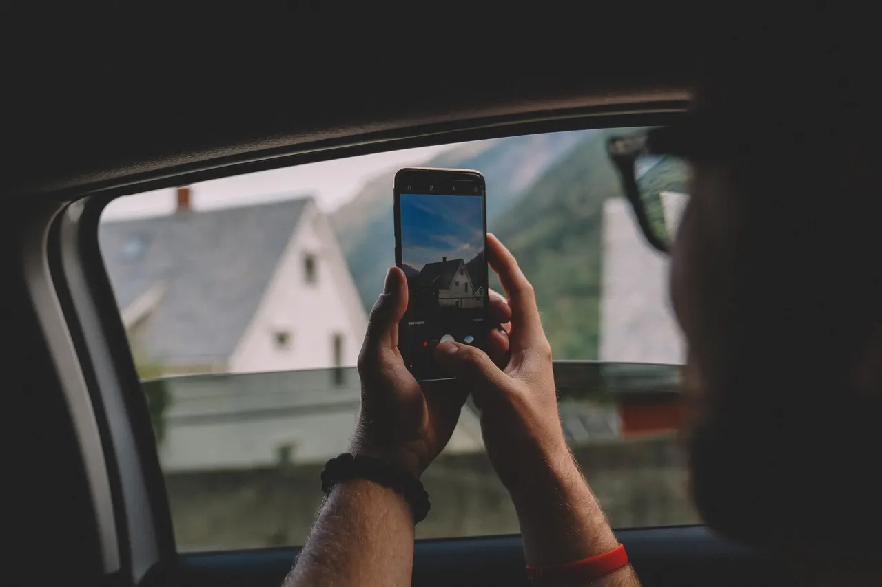 Araç içinden telefonla fotoğraf çekilmesi