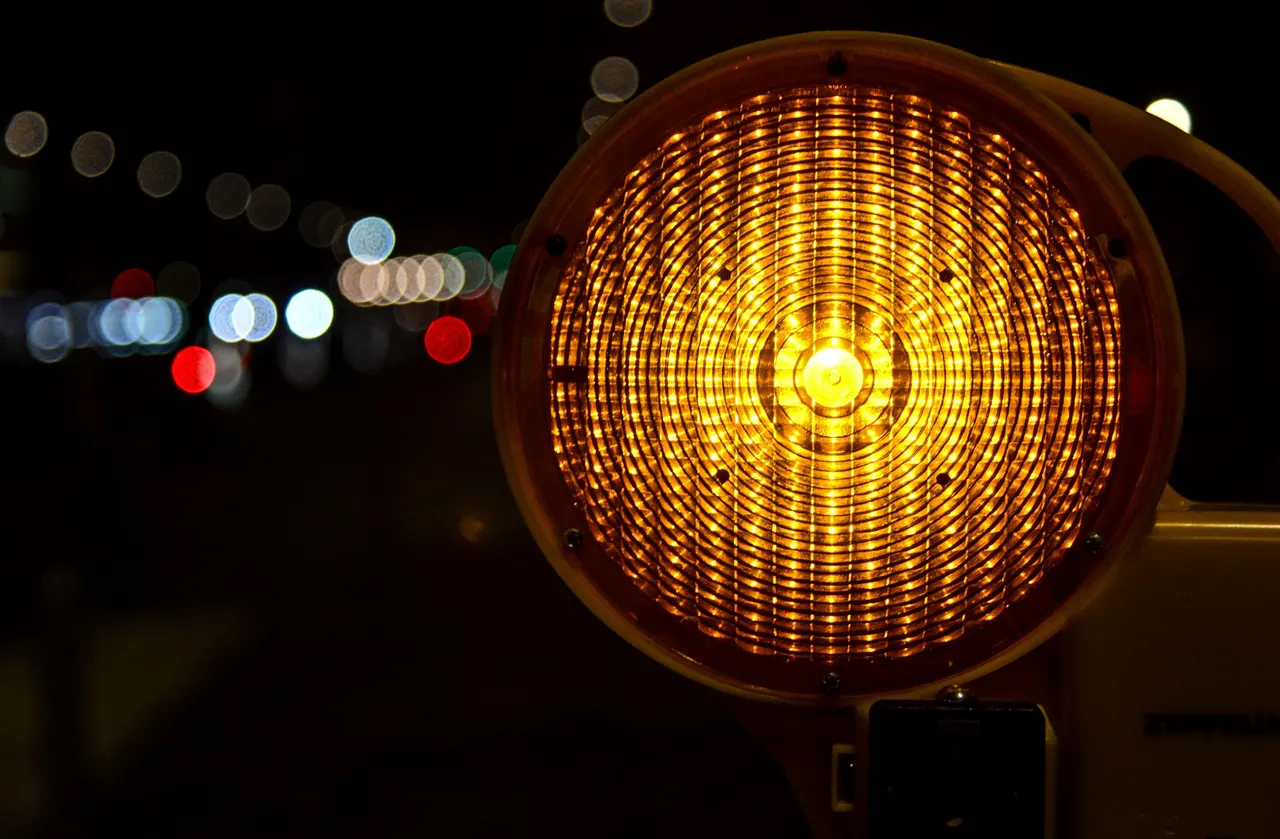 Gece yanan turuncu ikaz lambası