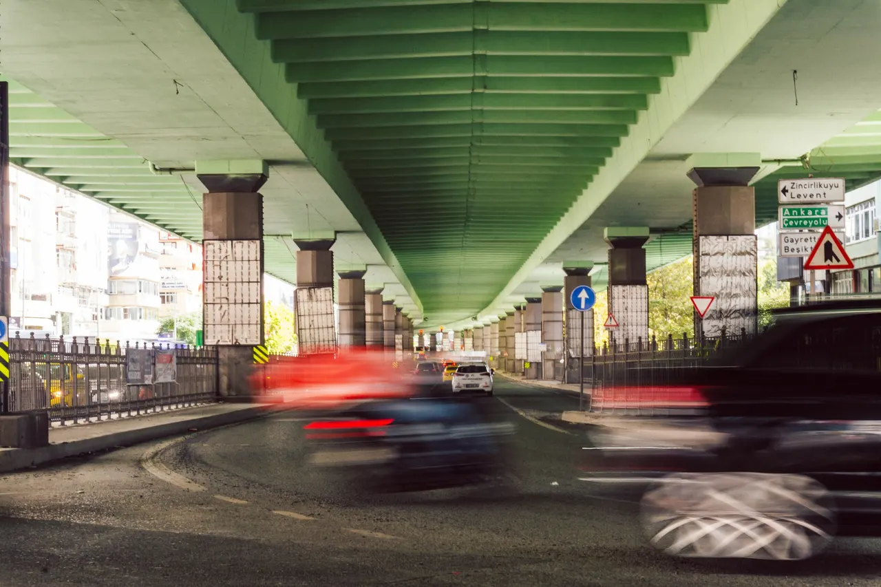 Kartal çevresinde yol ve kurtarma — örnek fotoğraf
