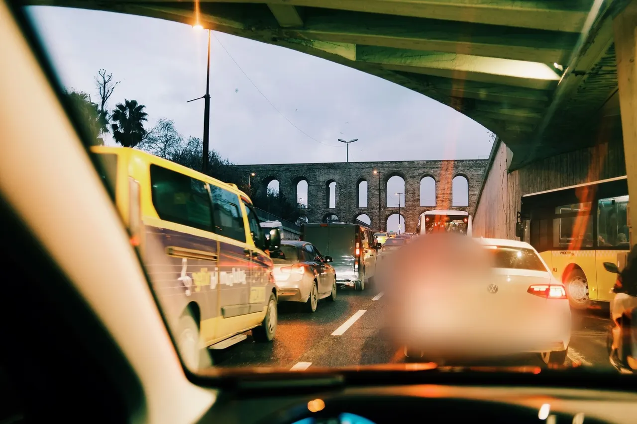 Esenyurt çevresinde yol ve kurtarma — örnek fotoğraf